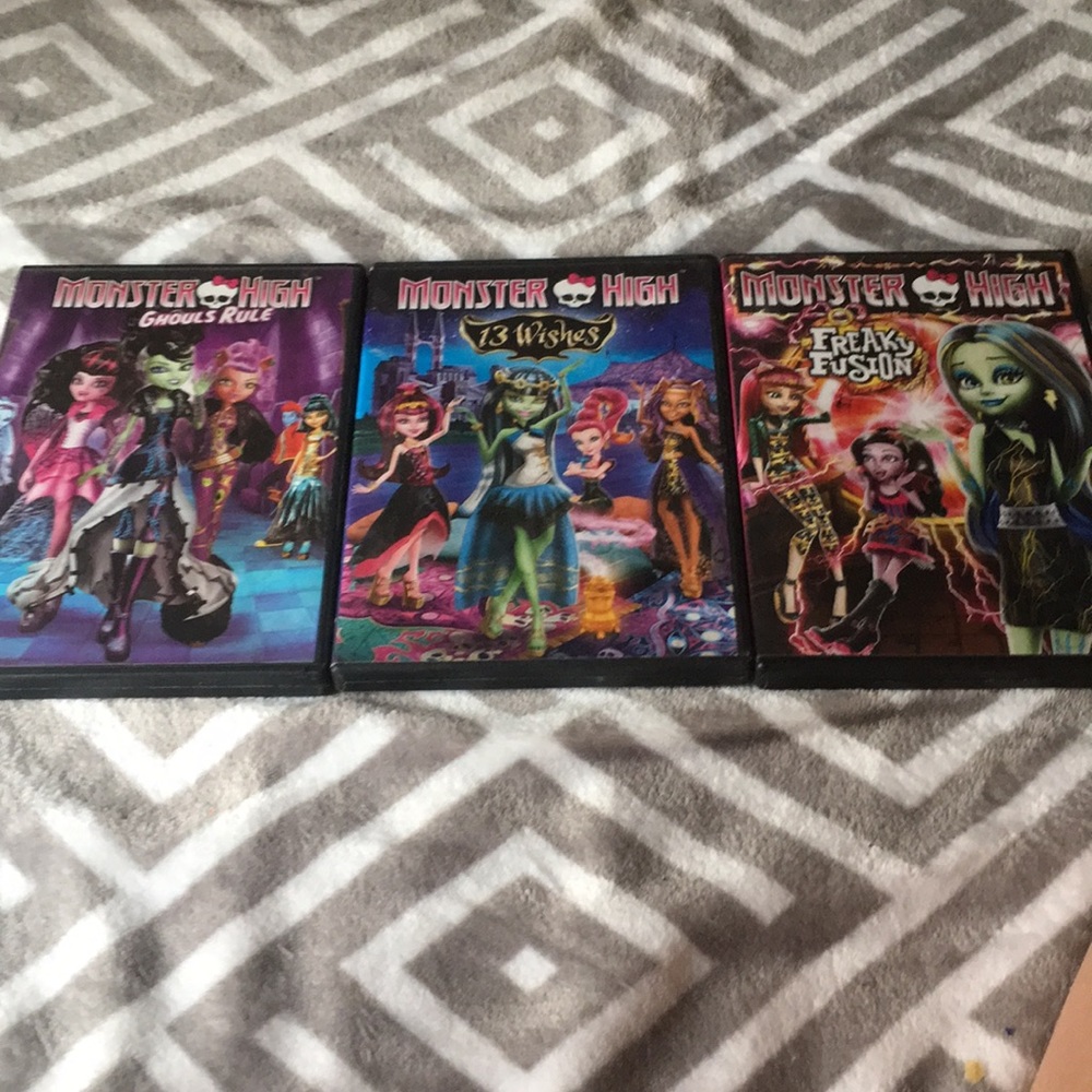 4 Monster High movies 3 cases